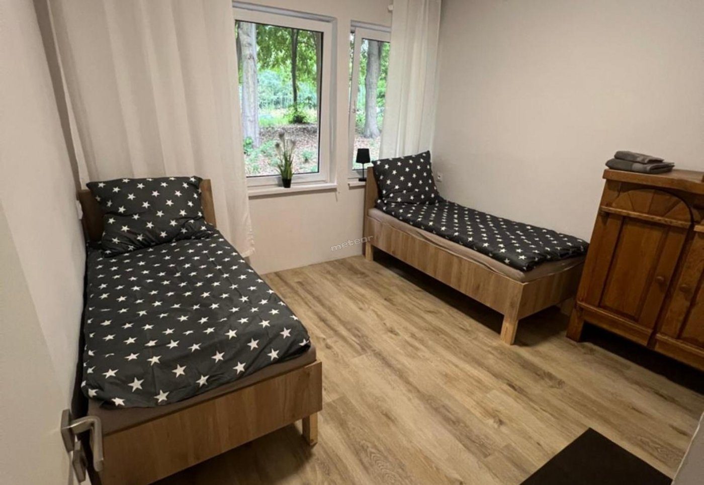 Pokój rodzinny z oknem na zieleń