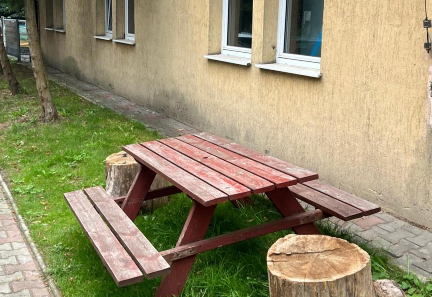 Ogród ze stołem piknikowym